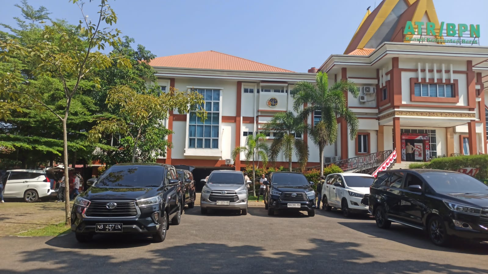 Kendaraan operasional Cahlanang Transport